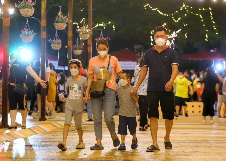 Người dân đến tham quan và dạo chơi tại không gian đi bộ phố Trịnh Công Sơn, Hà Nội. (Ảnh: Nguyễn Thùy Dương/TTXVN phát)