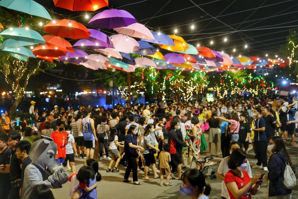 Đông đảo người dân đến tham quan, vui chơi tại không gian đi bộ phố Trịnh Công Sơn, Hà Nội. (Ảnh: Nguyễn Thùy Dương/TTXVN phát)