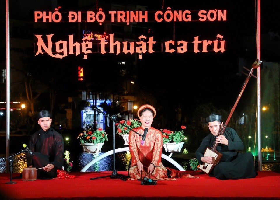 Chương trình nghệ thuật trong tối khai mạc tái khởi động không gian đi bộ phố Trịnh Công Sơn, Hà Nội. (Ảnh: Lê Thùy Dương/TTXVN phát)