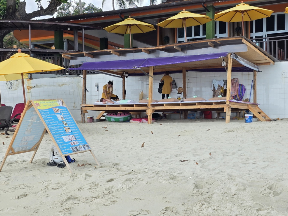 Du khách được trải nghiệm dịch vụ chăm sóc sức khỏe ngay trên bãi biển. (Ảnh: Huy Tiến/TTXVN)