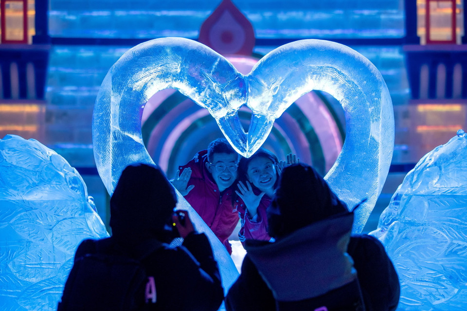 Du khách tại công viên băng tuyết trong nhà tại Cáp Nhĩ Tân, tỉnh Hắc Long Giang, Trung Quốc, ngày 6/7. (Ảnh: THX/TTXVN)