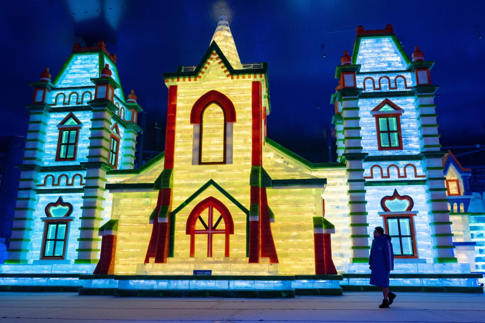 Du khách tại công viên băng tuyết trong nhà tại Cáp Nhĩ Tân, tỉnh Hắc Long Giang, Trung Quốc, ngày 6/7. (Ảnh: THX/TTXVN)