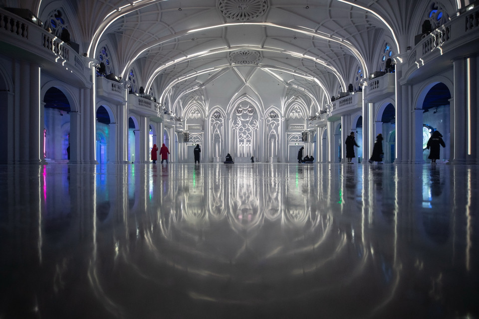 Du khách tham quan công viên băng tuyết trong nhà tại Cáp Nhĩ Tân, tỉnh Hắc Long Giang, Trung Quốc, ngày 6/7. (Ảnh: THX/TTXVN)