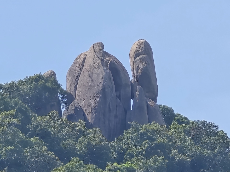 "Hòn Ông, Hòn Bà" là một trong điểm du lịch nổi tiếng trên đảo Koh Samui. (Ảnh: Huy Tiến/TTXVN)