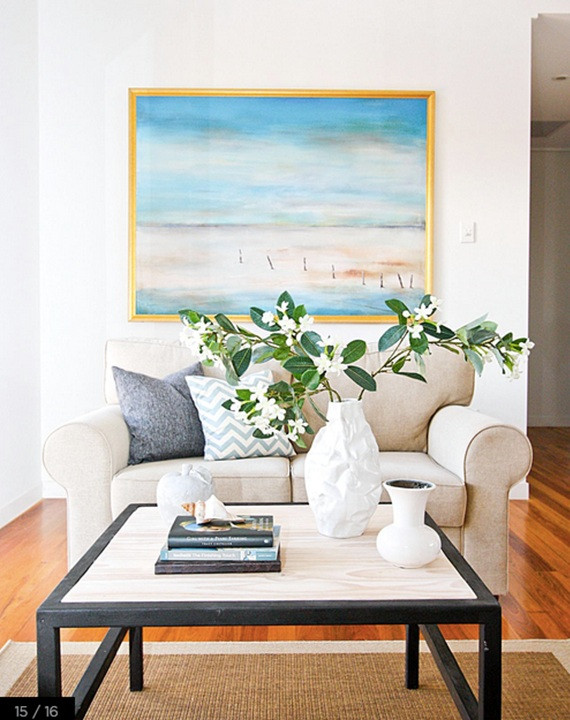 Nhà thiết kế Anna Williams đã sử dụng một bình hoa phong cách đương đại trong một phòng khách truyền thống để tạo sự bất ngờ. Màu gốm đơn sắc đã giúp cho các đường vân trở nên nổi bật. (Ảnh: UMA/Vietnam+)