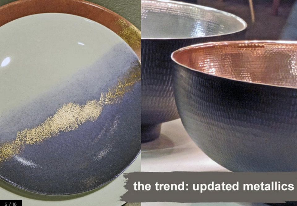 Xu hướng màu đồng vẫn còn chiếm ưu thế, nhưng mẫu màu kim loại mới nhất là sự kết hợp giữa màu sắc và ánh sáng. Những vật lấp lánh, tự nhiên được lấy cảm hứng từ màu nước như những chiếc dĩa này tại tuần lễ thiết kế Paris. (Ảnh: UMA/Vietnam+)