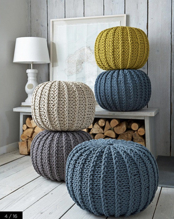 Để làm cho xu hướng đan nổi trông có tính thẩm mỹ, hãy dùng chúng làm nệm ngồi hoặc gối để tạo điểm nhấn cho không gian của bạn. Chọn những màu len trung tính theo phong cách Bắc Âu Scandinavian. (Ảnh: UMA/Vietnam+) Xu hướng: màu kim loại kiểu hiện đại