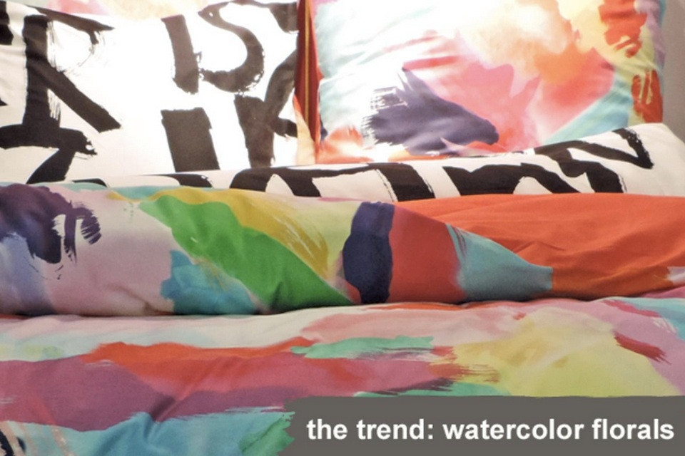 Hãy quên đi những tấm giấy dán tường bạn thường thấy. Tết này là sự lên ngôi của trang trí họa tiết vải hoa tươi mới nhất được tạo ra bằng kỹ thuật vẽ màu nước trên bề mặt rộng. (Ảnh: UMA/Vietnam+)