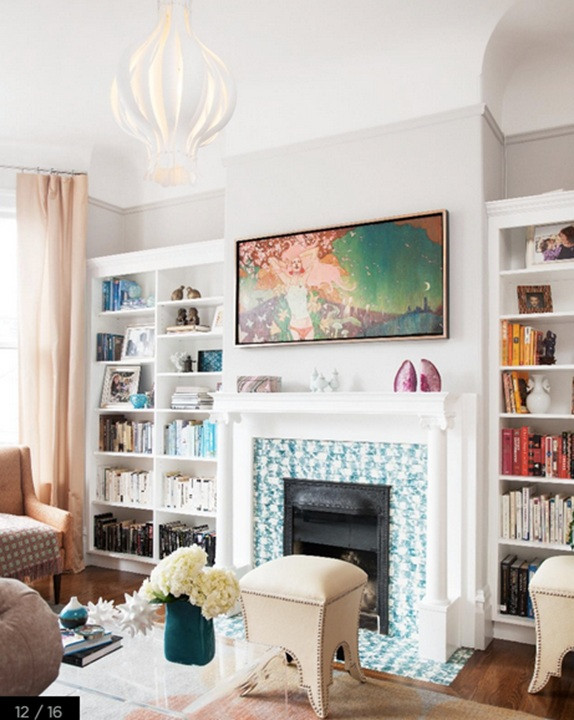 Cách mới nhất để sử dụng màu trung tính là gì? Đây là thiết kế sử dụng màu rượu Champagne như là một tông màu nóng trung tính, sau đó tạo thêm một lớp bằng các bức tranh, quyển sách và họa tiết lò sưởi có màu đậm. (Ảnh: UMA/Vietnam+)