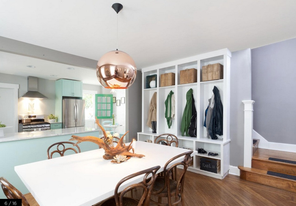 Một cái chụp đèn màu đồng đã làm tăng độ sáng cho căn phòng ăn hiện đại này. Để tạo nên phong cách này với một cách tiết kiệm hơn, bạn có thể dùng một cái chụp đèn bằng kim loại và sử dụng sơn màu đồng để xịt lên. (Ảnh: UMA/Vietnam+)