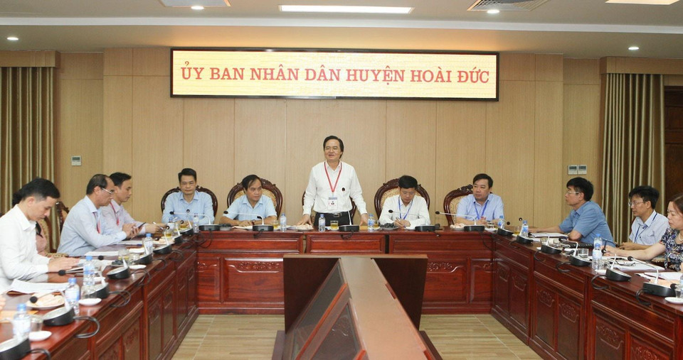 Bộ trưởng Bộ Giáo dục và Đào tạo Phùng Xuân Nhạ phát biểu trong buổi làm việc với ban chỉ đạo thi của thành phố Hà Nội và huyện Hoài Đức. (Ảnh: Thanh Tùng/TTXVN)