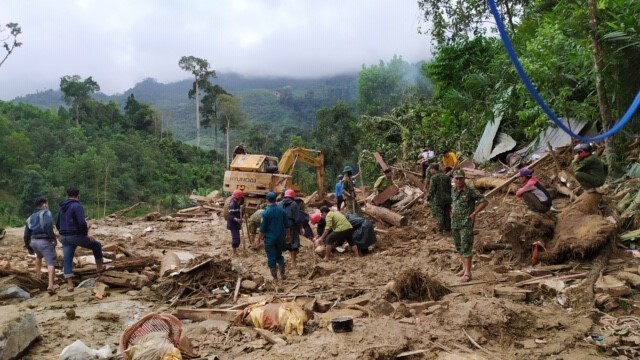 Lực lượng chức năng nỗ lực tìm kiếm những nạn nhân trong vụ sạt lở tại Trà Leng. (Ảnh: Trần Lê Lâm/TTXVN)