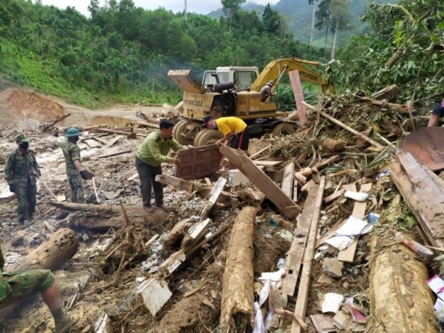 Lực lượng chức năng nỗ lực tìm kiếm những nạn nhân trong vụ sạt lở tại Trà Leng. (Ảnh: Trần Lê Lâm/TTXVN)