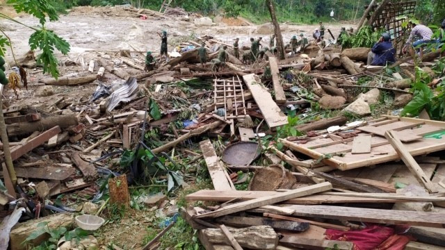 Lực lượng chức năng nỗ lực tìm kiếm những nạn nhân trong vụ sạt lở tại Trà Leng. (Ảnh: Trần Lê Lâm/TTXVN)