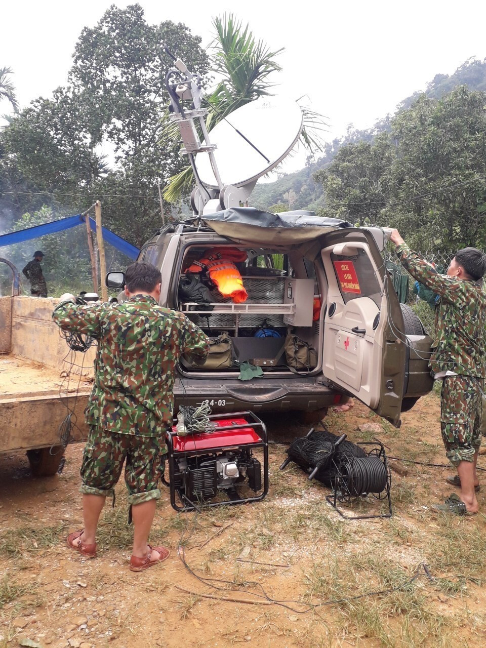 Lữ đoàn công binh 270 Quân khu 5 triển khai công tác tìm kiếm người mất tích tại khu vực sạt lở Trà Leng. (Ảnh: Đoàn Hữu Trung/TTXVN)