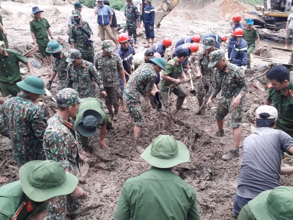 Tính đến thời điểm này, đã có thêm 2 người được tìm thấy và còn 12 người nữa vẫn chưa tìm được. (Ảnh: Đoàn Hữu Trung/TTXVN)