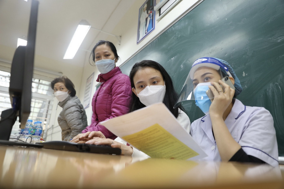 Nhập liệu, đưa thông tin của người được tiêm vacvine phòng COVID-19 lên hệ thống. (Ảnh: Minh Quyết/TTXVN)