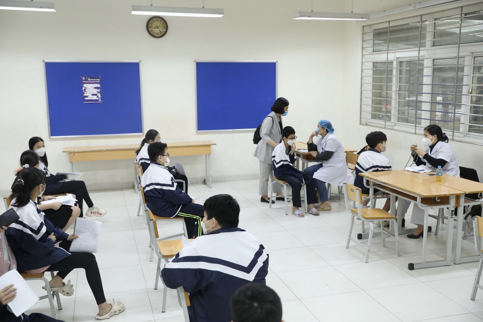 Khu vực khám sàng lọc trước khi tiêm cho các em. (Ảnh: Minh Quyết/TTXVN)