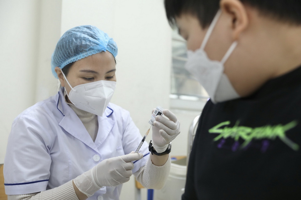 Vaccine phòng COVID-19 được tiêm đợt này là vaccine của Moderna, liều 0,25ml. (Ảnh: Minh Quyết/TTXVN)