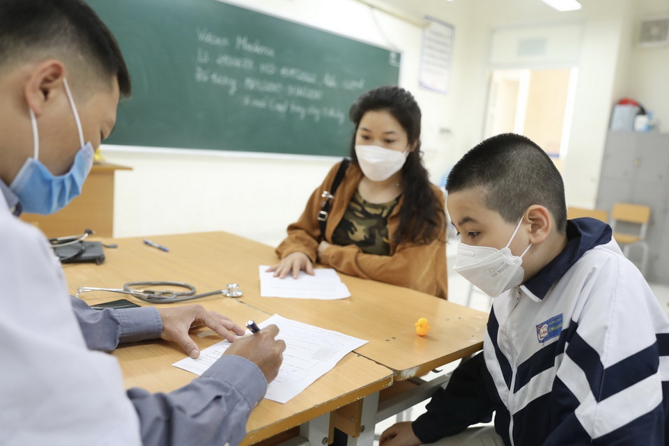 Khu vực khám sàng lọc trước tiêm. (Ảnh: Minh Quyết/TTXVN)