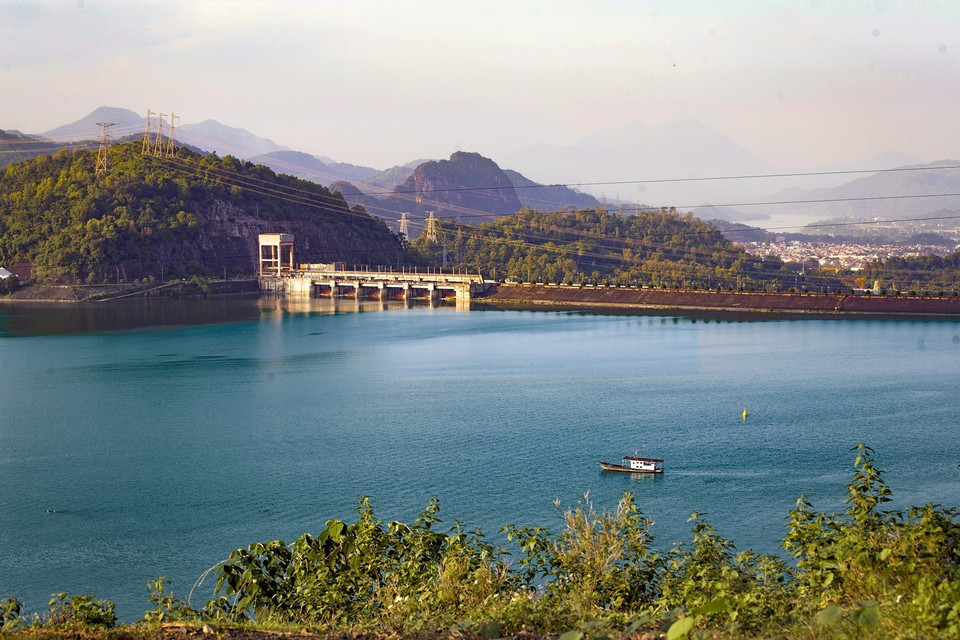 Cảnh quan phía thượng lưu Thủy điện Hòa Bình. (Ảnh: Trọng Đạt/TTXVN)