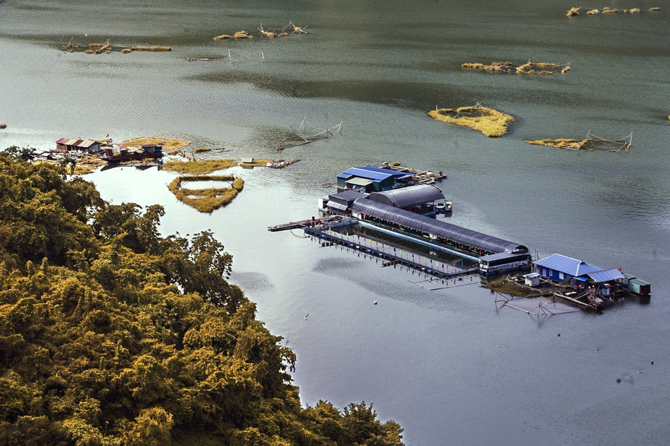 Nhiều hộ nuôi cá lồng trên hồ Hòa Bình đã chuyển đổi lồng bè nuôi cá thành mô hình homestay kết hợp các dịch vụ phục vụ về ẩm thực, lưu trú, vận tải... (Ảnh: Trọng Đạt/TTXVN)