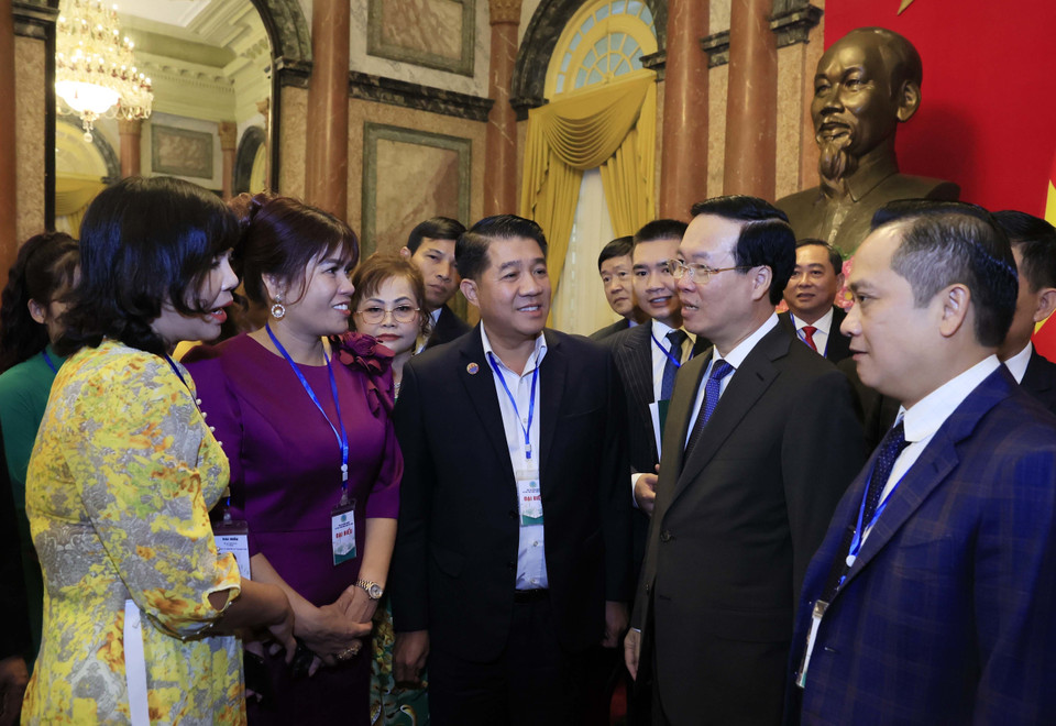 Chủ tịch nước Võ Văn Thưởng giao lưu với các đại biểu. (Ảnh: Thống Nhất/TTXVN)