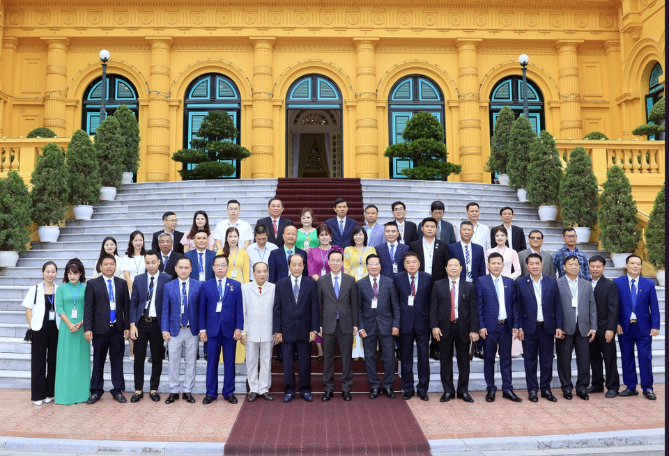 Chủ tịch nước Võ Văn Thưởng với các đại biểu Tổng hội Nông nghiệp và Phát triển Nông thôn. (Ảnh: Thống Nhất/TTXVN)