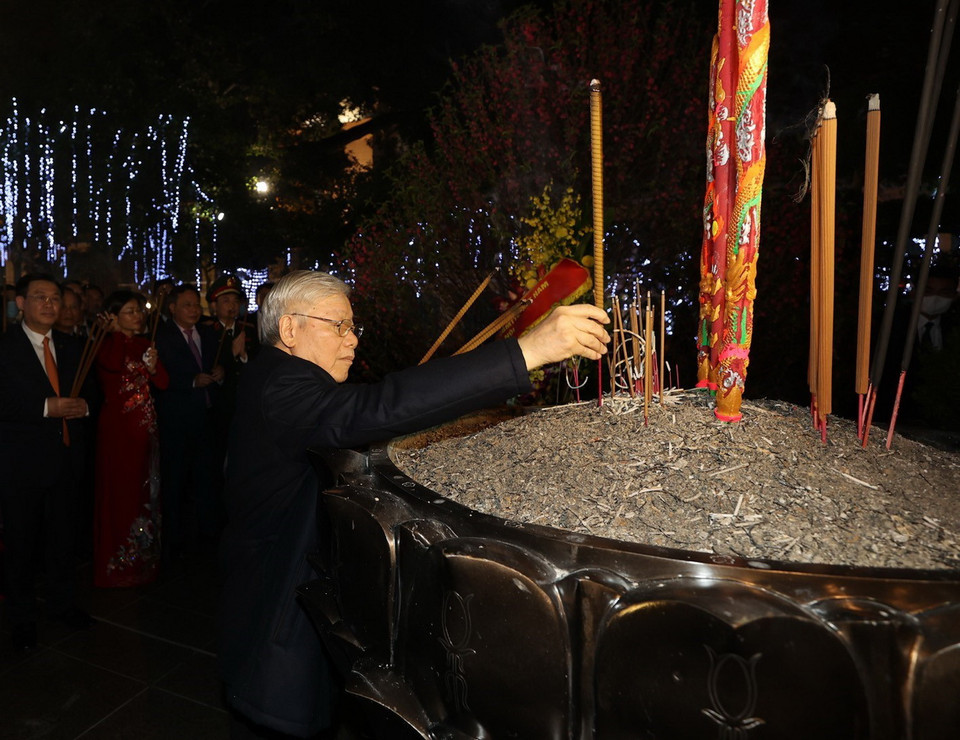 Tổng Bí thư, Chủ tịch nước Nguyễn Phú Trọng dâng hương tại Tượng đài Lý Thái Tổ ở Thủ đô Hà Nội. (Ảnh: Trí Dũng/TTXVN)