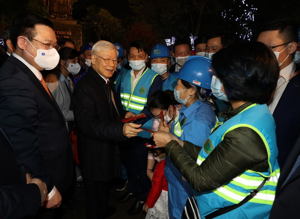 Tổng Bí thư, Chủ tịch nước Nguyễn Phú Trọng với người lao động Thủ đô tại Tượng đài Lý Thái Tổ. (Ảnh : Trí Dũng/TTXVN)