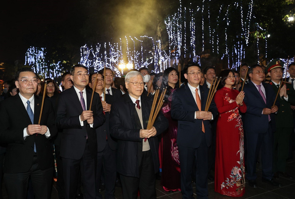 Tổng Bí thư, Chủ tịch nước Nguyễn Phú Trọng dâng hương tại Tượng đài Lý Thái Tổ ở Thủ đô Hà Nội. (Ảnh: Trí Dũng/TTXVN)