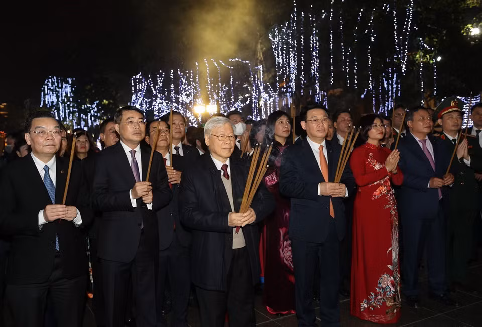 Tổng Bí thư, Chủ tịch nước Nguyễn Phú Trọng dâng hương tại Tượng đài Lý Thái Tổ ở Thủ đô Hà Nội. (Ảnh: Trí Dũng/TTXVN)