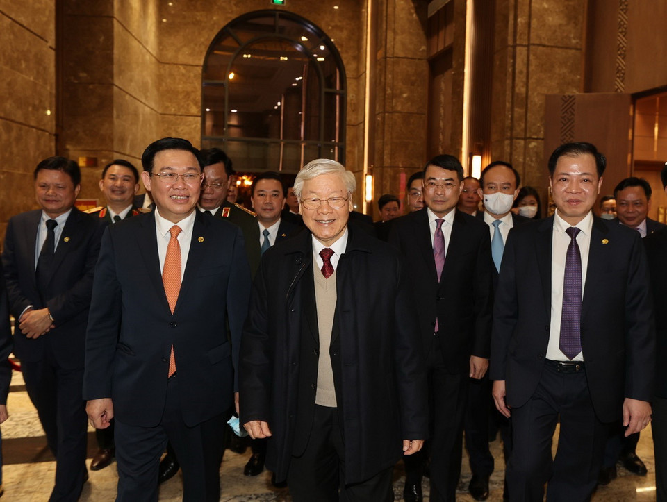 Ủy viên Bộ Chính trị, Bí thư Thành ủy Hà Nội Vương Đình Huệ đón Tổng Bí thư, Chủ tịch nước Nguyễn Phú Trọng. (Ảnh : Trí Dũng/TTXVN)