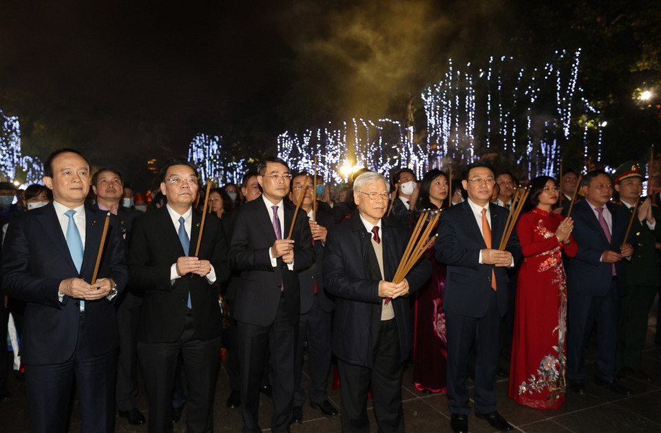 Tổng Bí thư, Chủ tịch nước Nguyễn Phú Trọng dâng hương tại Tượng đài Lý Thái Tổ ở Thủ đô Hà Nội. (Ảnh: Trí Dũng/TTXVN)