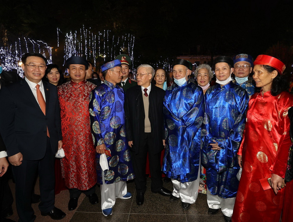 Tổng Bí thư, Chủ tịch nước Nguyễn Phú Trọng với nhân dân tại Tượng đài Lý Thái Tổ. (Ảnh : Trí Dũng/TTXVN)