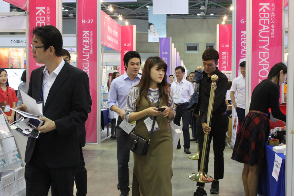 Rất đông người dân và các đối tác đến tham quan, giao dich ngay trong ngày đầu tiên của triển lãm. (Nguồn: Aving News)