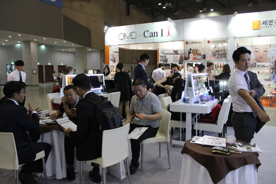 Rất nhiều giao dịch đã được thực hiện ngay trong ngày khai mạc. (Nguồn: Aving News)