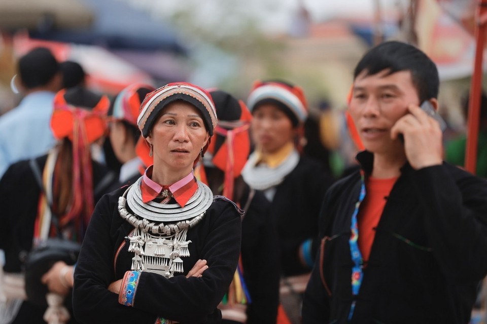 Họ tôn trọng nhau, tôn trọng quá khứ của nhau, coi đấy là trách nhiệm đối với đời sống tinh thần của nhau. Hết phiên chợ, họ lại quay về cuộc sống thường ngày, hẹn đến chợ năm sau lại tới. (Ảnh: Minh Quyết/TTXVN)