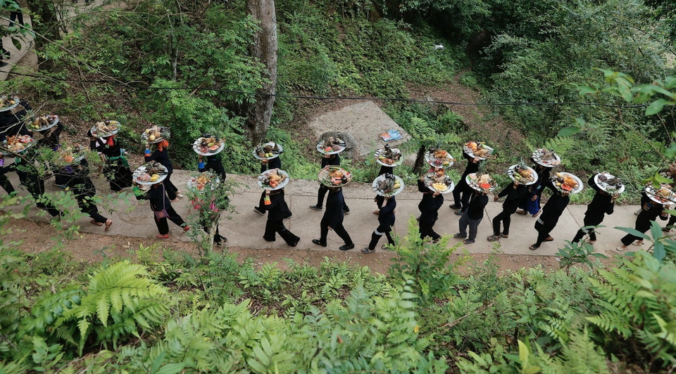 Đoàn dâng lễ miếu Ông. (Ảnh: Minh Quyết/TTXVN)