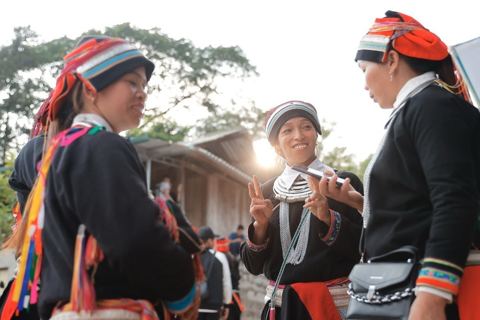 Các cô gái dân tộc trong trang phục truyền thống tại Chợ tình Khau Vai. (Ảnh: Minh Quyết/TTXVN)