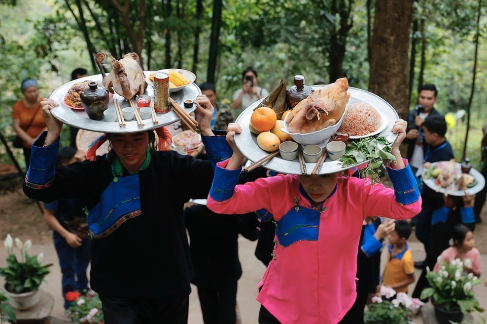 Dâng lễ miếu Bà. (Ảnh: Minh Quyết/TTXVN)