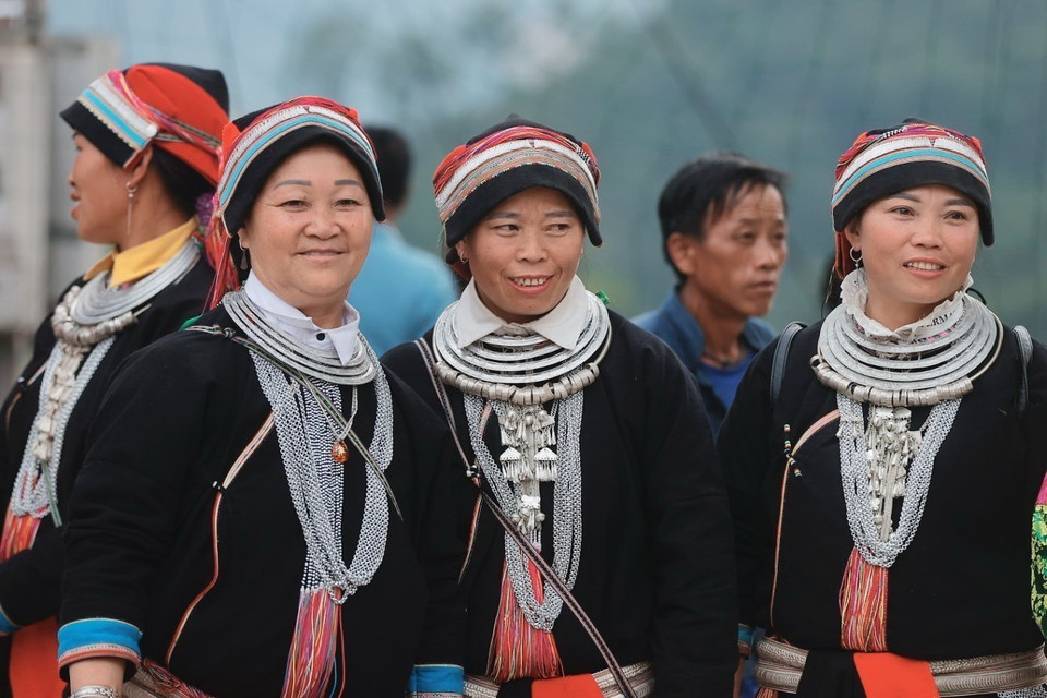 Các chàng trai cô gái đến với chợ Phong lưu Khau Vai. (Ảnh: Minh Quyết/TTXVN)