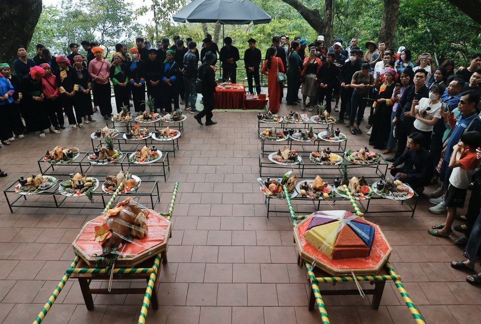 Dâng lễ tại miếu Ông. (Ảnh: Minh Quyết/TTXVN)