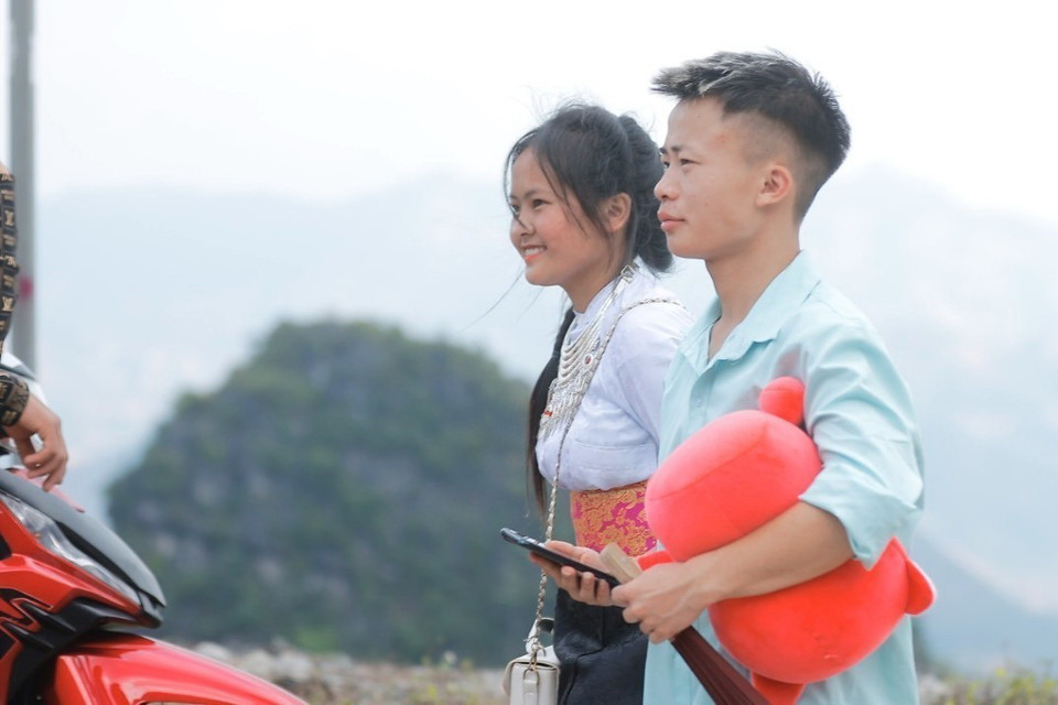 Đến với chợ Phong lưu Khau Vai không chỉ là những chàng trai cô gái mới lớn tìm tình yêu cho mình, mà còn có rất nhiều đôi vợ chồng cùng nhau đến chợ. (Ảnh: Minh Quyết/TTXVN)