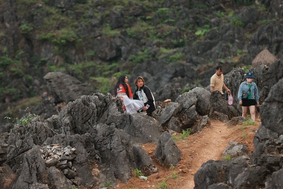 Phiên chợ độc đáo đã góp phần giúp đời sống người dân xứ đá trở nên sinh động, gìn giữ được nét văn hóa đặc sắc nơi đây. (Ảnh: Minh Quyết/TTXVN)