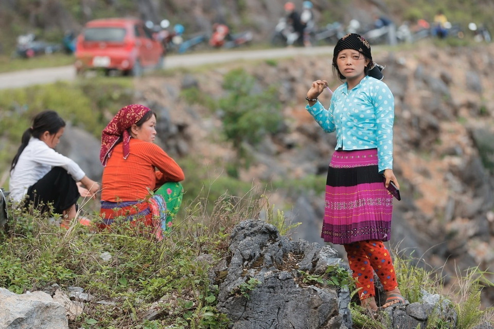 Các cô gái dân tộc trong trang phục truyền thống tại Chợ tình Khau Vai. (Ảnh: Minh Quyết/TTXVN)