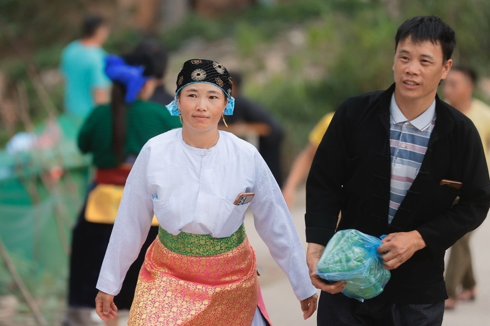 Các chàng trai cô gái đến với chợ Phong lưu Khau Vai. (Ảnh: Minh Quyết/TTXVN)