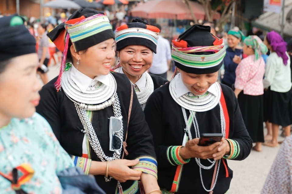 Các cô gái dân tộc trong trang phục truyền thống tại Chợ tình Khau Vai. (Ảnh: Minh Quyết/TTXVN)