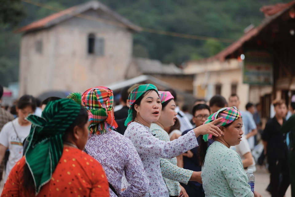 Cũng do bản sắc ca ngợi tình yêu lứa đôi trong sáng này mà chợ tình Khau Vai giờ được tổ chức như một lễ hội, một sản phẩm du lịch cho du khách đến tham quan. (Ảnh: Minh Quyết/TTXVN)