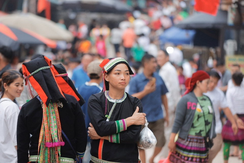 Cứ vào ngày 27/3 Âm lịch hằng năm, những chàng trai, cô gái dân tộc nơi đây khoác trên mình những bộ trang phục đẹp nhất để cùng đến với chợ Phong lưu Khau Vai. (Ảnh: Minh Quyết/TTXVN)
